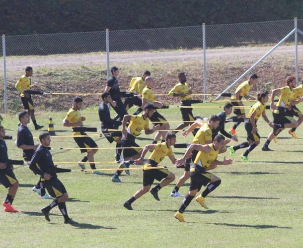 Grupo carvoeiro trabalha parte física