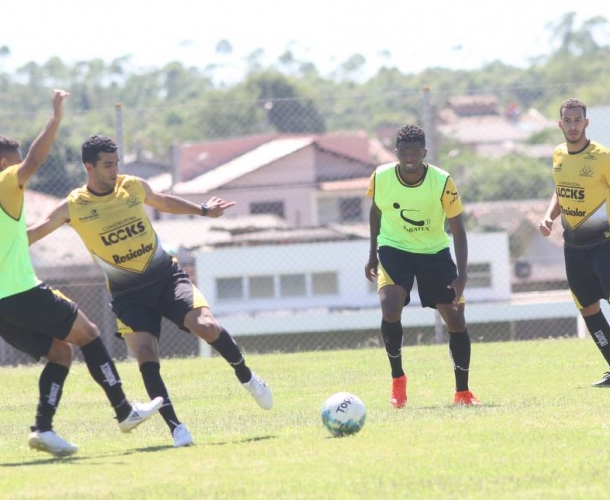 Grupo carvoeiro trabalha parte técnica e tática