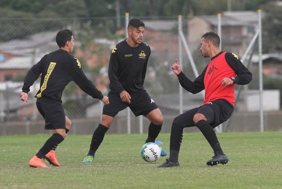 Grupo carvoeiro treina parte técnica
