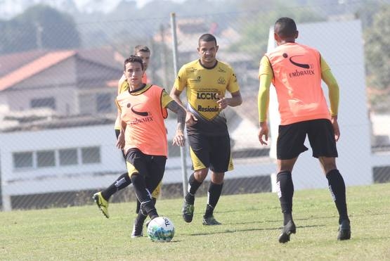 Grupo realiza forte treino coletivo no CT