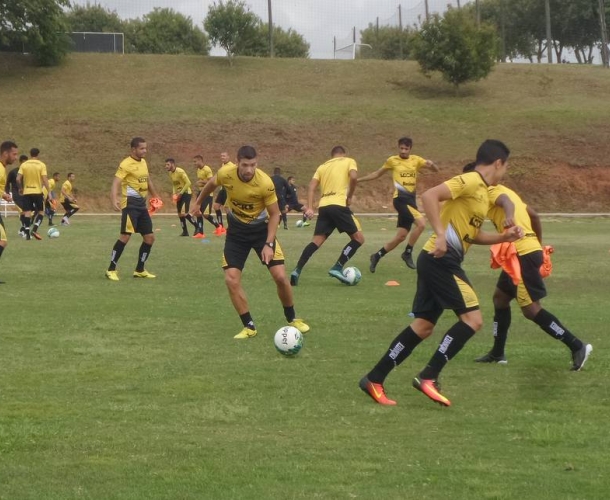 Grupo realiza treino tático e de chutes a gol