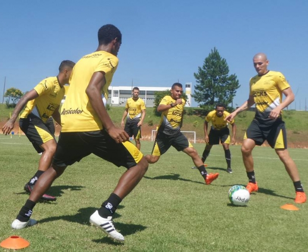 Grupo trabalha força e parte técnica