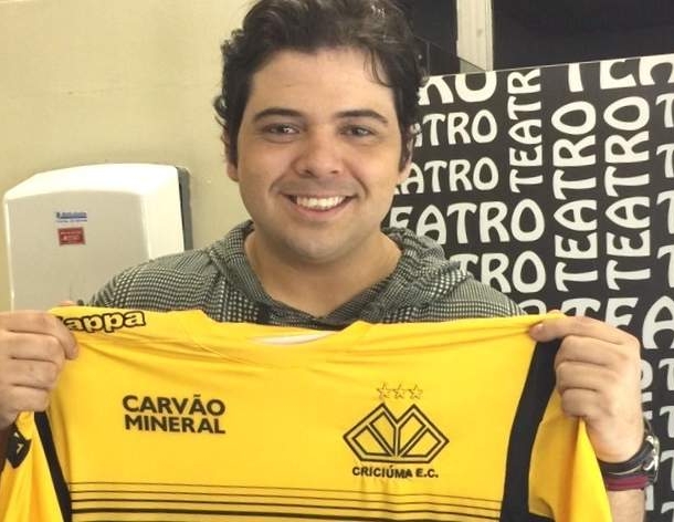 Gustavo Mendes recebe camisa do Tigre