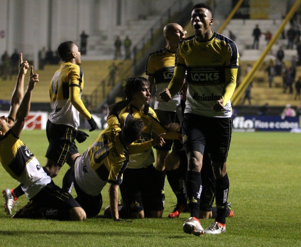 Heróico, Tigre vence de virada