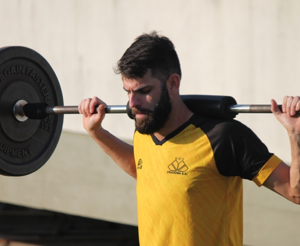 Início de semana com treinamento físico e técnico