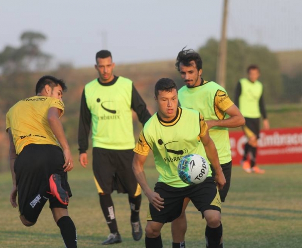 Jogadores treinam parte técnica e tática