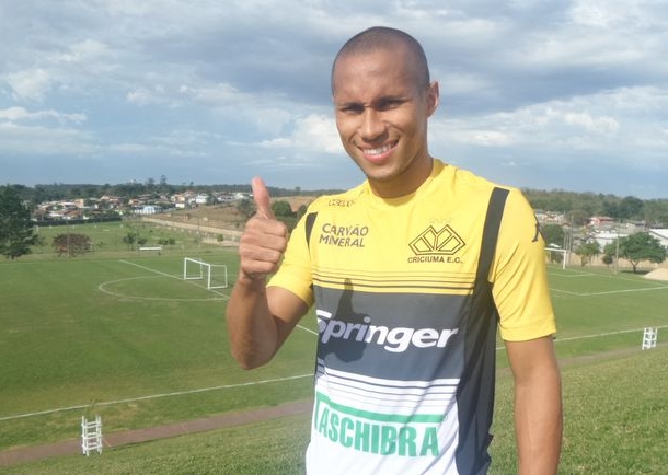 Jonas reforça lateral do Tigre