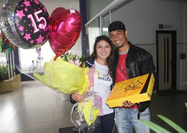 Jovem torcedora é surpreendida por jogador do Tigre