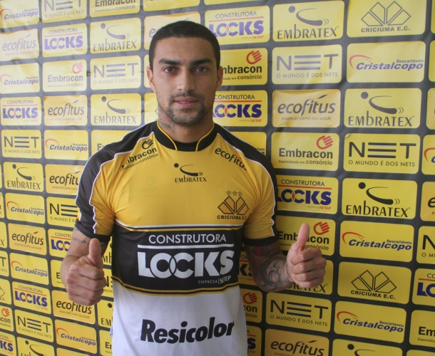 Lateral direito é apresentado oficialmente