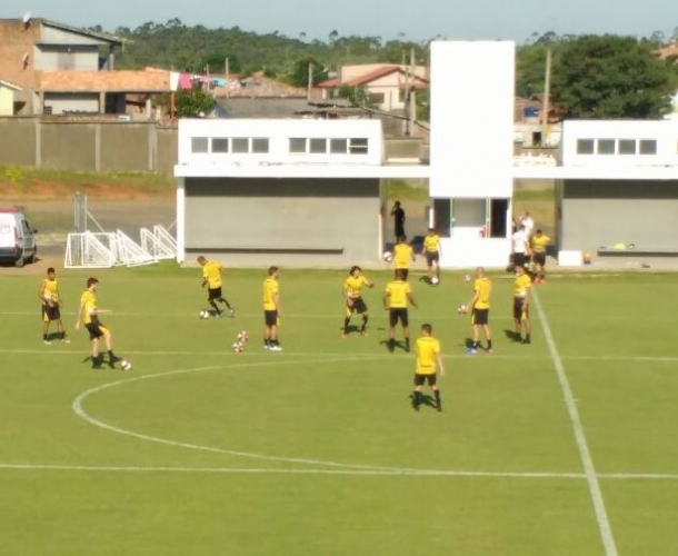 Lista de convocados para duelo deste domingo