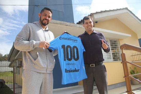 Luiz presenteia Nossa Casa com camisa 100