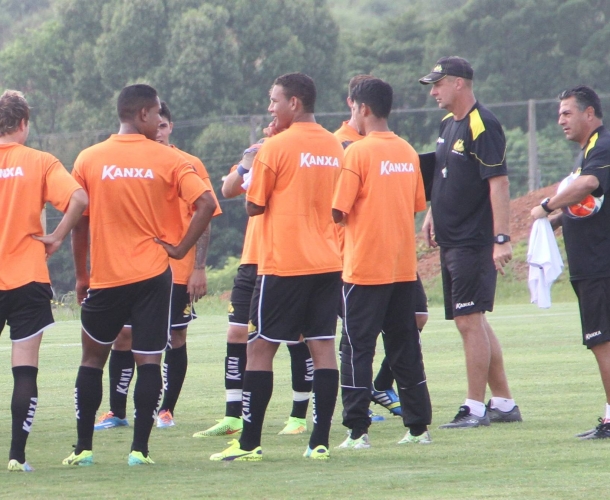 Luizinho Vieira convoca Tigre para encarar o Avaí