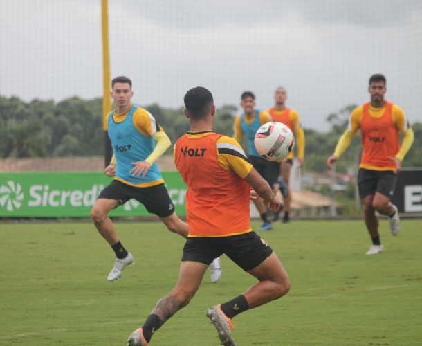 Manhã de domingo com treino técnico e tático