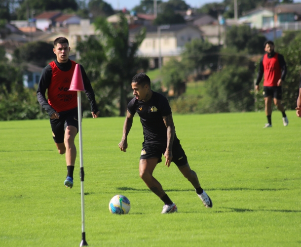 Manhã de treinamento técnico no gramado