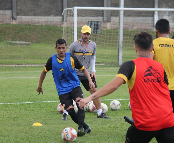 Manhã de treino técnico no CT