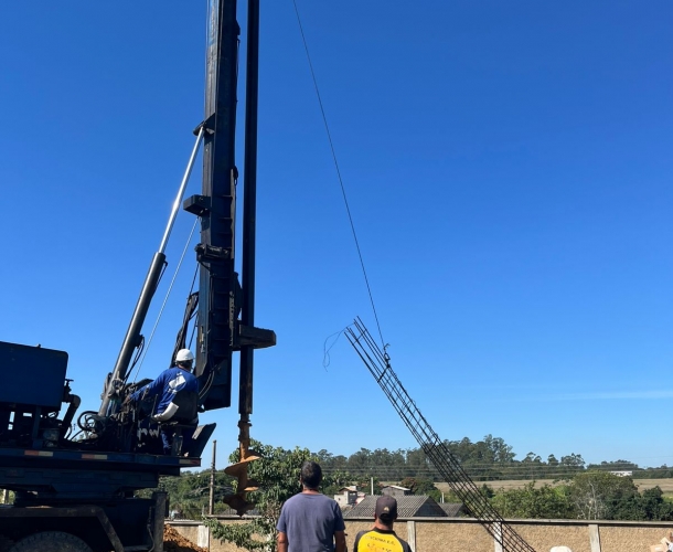 Mastro do Bandeirão Tricolor é entregue e obras avançam no CT Antenor Angeloni