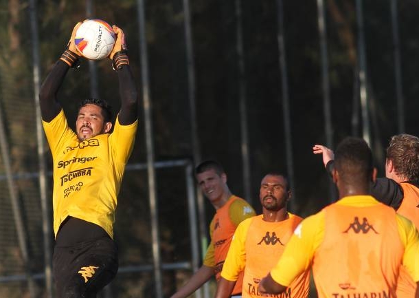 Moacir Júnior comanda treino tático