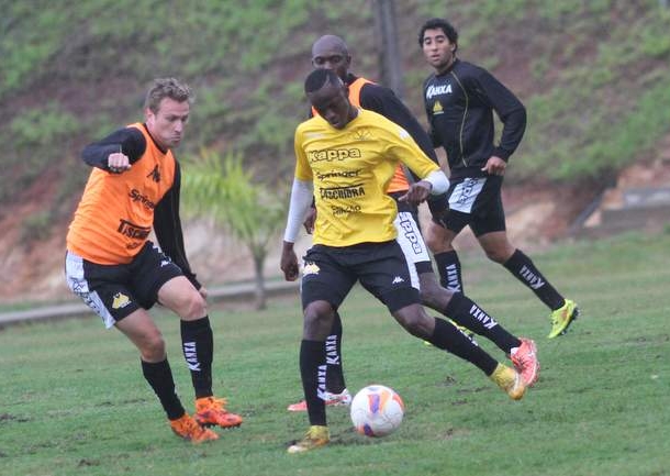 Moacir Júnior realiza ajustes na equipe