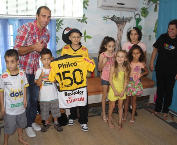 Paulo Baier doa camisa 150 para Casa do Guido