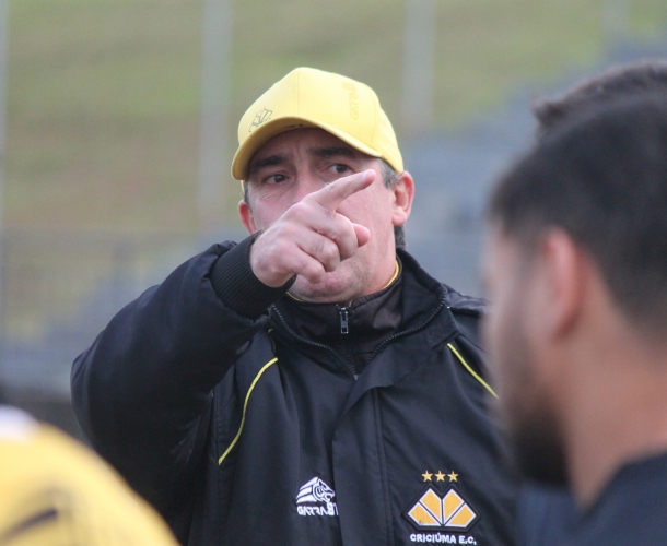 Paulo Baier trabalha a parte técnica e tática