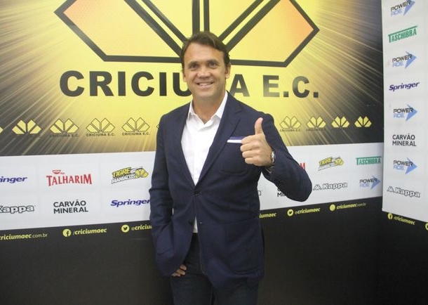 Petkovic é apresentado oficialmente