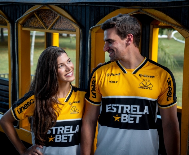 Preto, amarelo e branco! Em homenagem aos 40 anos da mudança de cores do clube, Criciúma lança camisa 1 da temporada