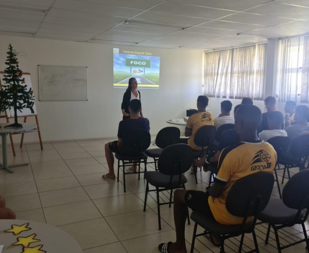 Psicóloga do clube realiza atividade de Natal com a base
