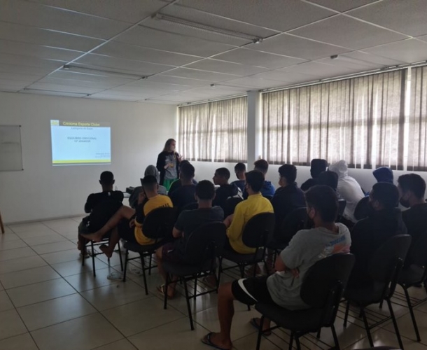 Psicóloga do Tigre conversa com os alojados da base