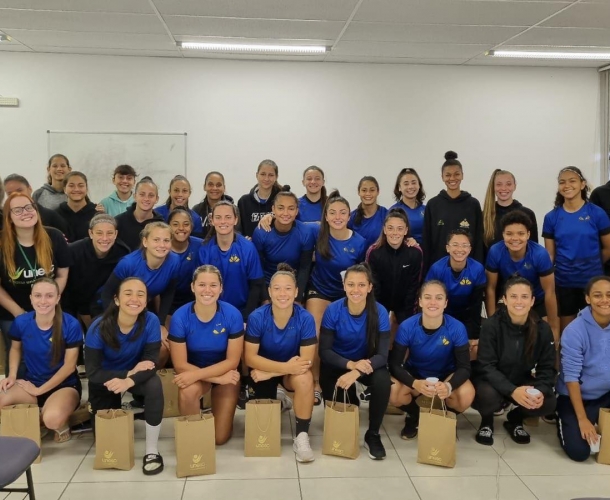Psicóloga e estagiárias da Unesc realizam ação com o feminino