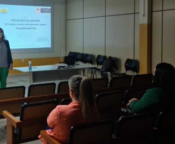 Psicóloga realiza ação com os pais dos atletas da base