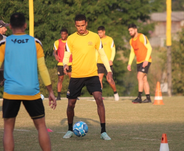 Quinta com treino tático no CT