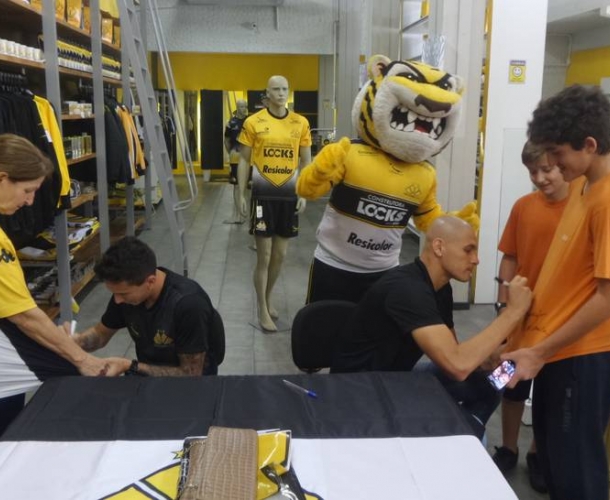 Sessão de autógrafos na Tigre Maníacos
