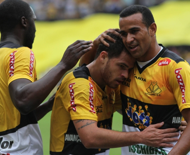 Silvinho comemora o gol e a vitória do Tigre