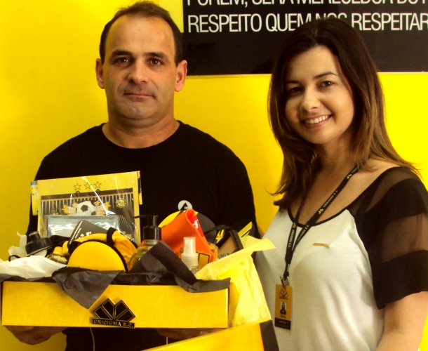 Sócio retira kit oficial do Criciúma