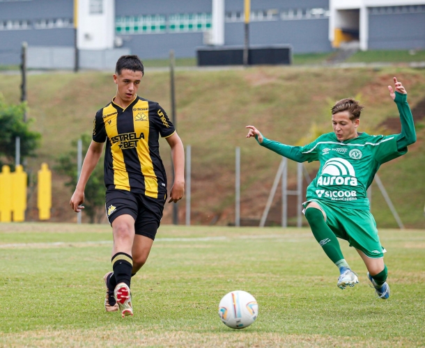 Sub-15 e 17 vencem a Chapecoense e seguem na liderança