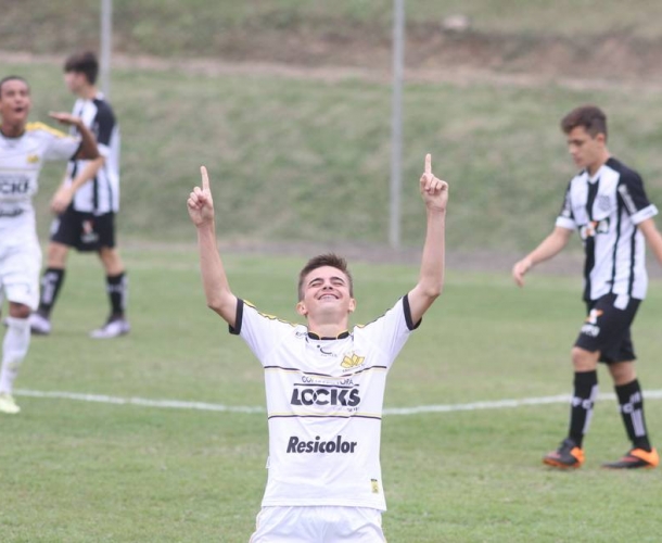 Sub-15 supera o Figueirense no CT