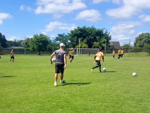 Sub-20 testa a equipe em jogo-treino com o Avaí