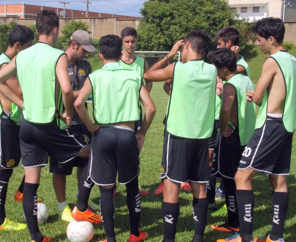 Sub-15 duela com o Estrela do Vale