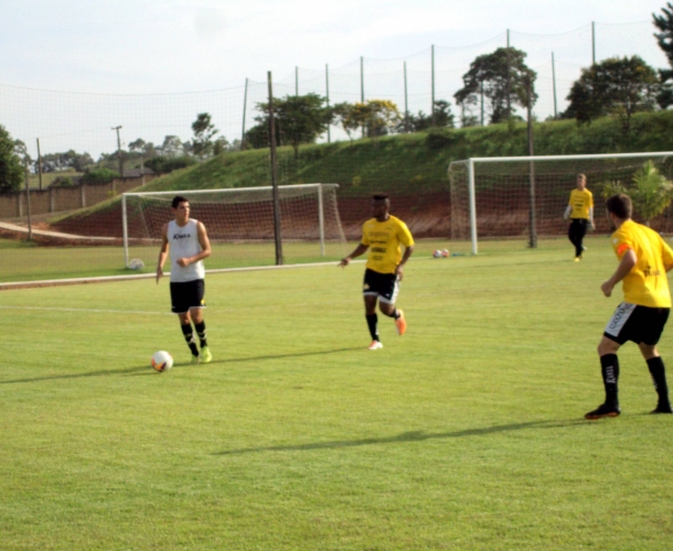 Sub-20 realiza coletivo com o profissional