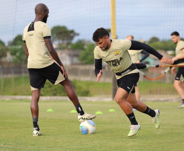 Tarde de treinamento físico e técnico no CT
