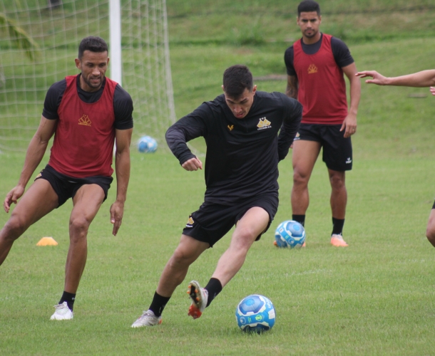 Tarde de treinamento técnico no gramado 