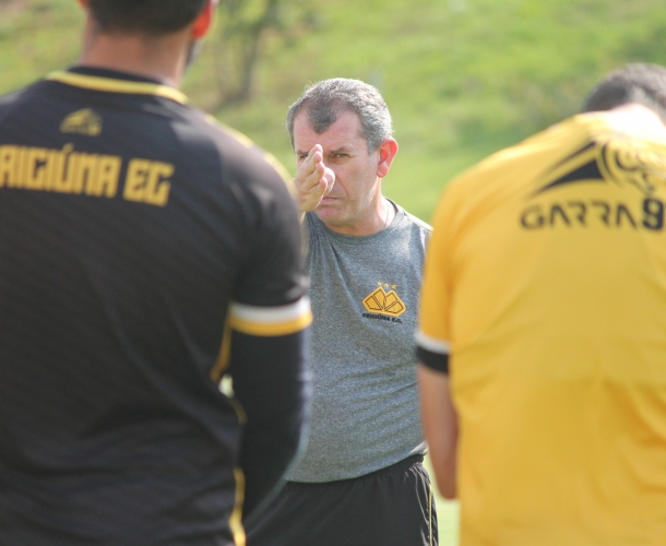 Tencati comanda treino tático no mini-estádio