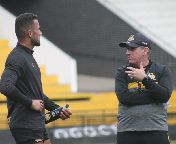 Tencati faz treino tático no Majestoso 