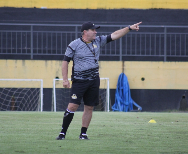 Tencati faz treino técnico e tático 