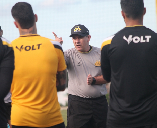 Tencati prepara a parte tática da equipe
