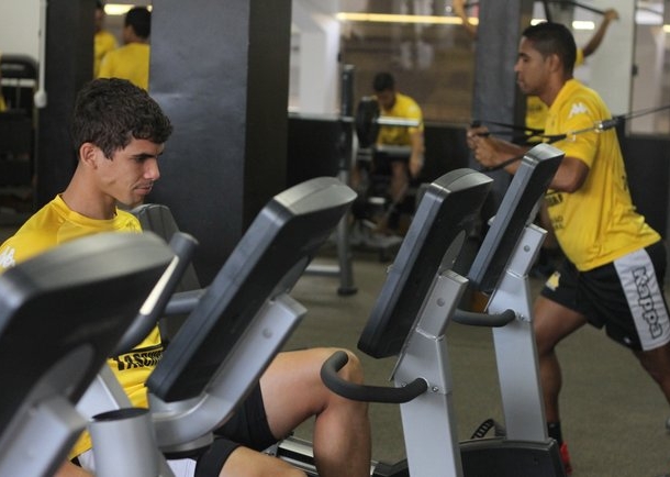 Tigre faz trabalho de força e técnico