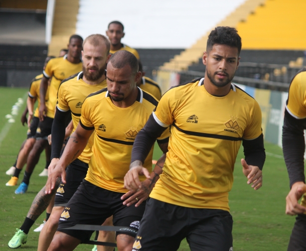 Tigre faz treino tático no Heriberto Hülse