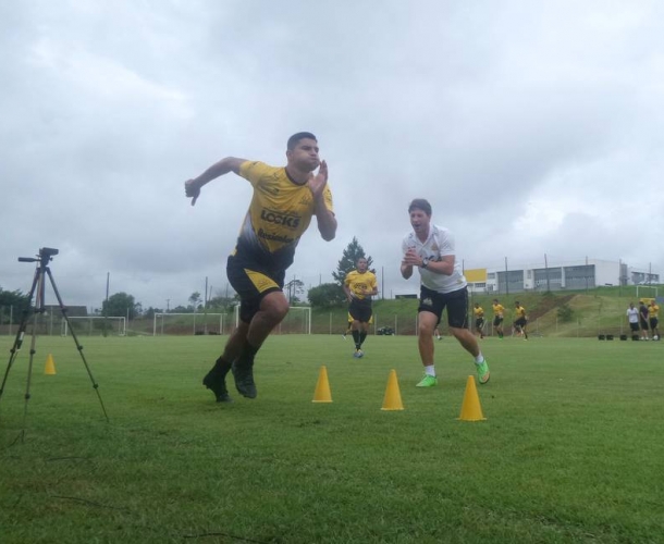 Criciúma realiza atividade física e técnica no CT