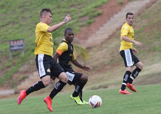 Tigre realiza treino coletivo