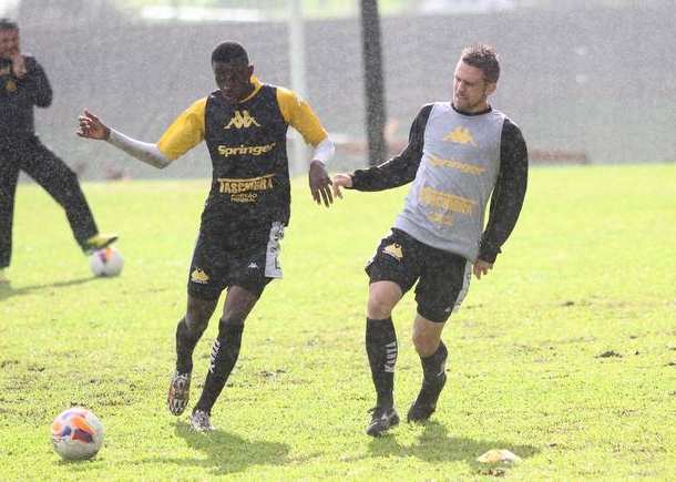 Tigre realiza treino tático no CT
